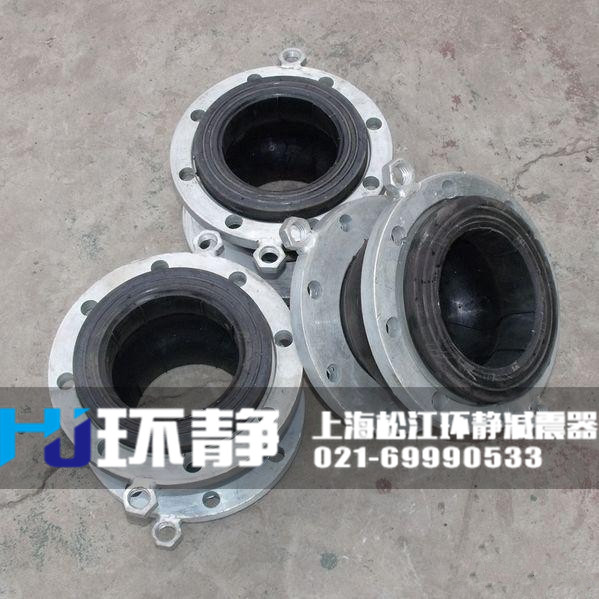 北京市朝陽區(qū)<a href=http://www.dayangl.com/products/xiangjiaojietou/function/180.html target=_blank class=infotextkey>耐油<a href=http://www.dayangl.com target=_blank class=infotextkey>橡膠接頭</a></a>的實際安裝圖 /></p>要的外事活動區(qū)。<br />北京市朝陽區(qū)橡膠接頭是一種高彈性、高氣密性，耐介質(zhì)性和耐氣候性的管道接頭。 橡膠接頭采用多層次球體結(jié)構(gòu)，吸振能力強，減振降噪效果好；能承受較高的工作壓力，抗爆力大，彈性足；對壓縮、拉伸、扭轉(zhuǎn)變形能較好的起到位移補償作用。
北京市朝陽區(qū)橡膠接頭的分類方式
1、北京市朝陽區(qū)橡膠接頭按連接方式分松套法蘭式、固定法蘭式和螺紋式3種。
2、北京市朝陽區(qū)橡膠接頭按結(jié)構(gòu)可分為單球體、雙球體、異徑體、彎球體及風(fēng)壓盤管等5種。
北京市朝陽區(qū)橡膠接頭由內(nèi)外層膠、簾布層和鋼絲圈組成管狀橡膠件，經(jīng)硫化成型后再與金屬法蘭或平行接頭松套組合而成。橡膠接頭可降低振動及噪聲，并可對因溫度變化引起的熱脹冷縮起補償作用，廣泛應(yīng)用于各種管道系統(tǒng)。
北京市朝陽區(qū)橡膠接頭在利用橡膠的基礎(chǔ)上，其特性與橡膠接頭一樣具有彈性、高氣密性、耐介質(zhì)性、耐候性和耐輻射性等有點，采用高強度、冷熱穩(wěn)定性強的聚酯簾子布斜交與之復(fù)合后，經(jīng)過高壓、高溫模具硫化而成。管道必須有固定支撐或固定托架，固定托架的力必須大于軸向力。垂直安裝和架空安裝時產(chǎn)品兩端需安裝相應(yīng)的固定支架和受力支架，以防止工作受壓后拉脫。
橡膠接頭主體采用極性橡膠，能較好地耐熱、耐油、耐腐、耐酸、耐老化。橡膠接頭廣泛應(yīng)用于各類建筑、廠礦、化工、石油等行業(yè)的水暖通風(fēng)管道，給水排水和循環(huán)水管道、冷凍管道、防腐管道、消防、壓縮機管道。以及實驗室、研究所、船舶、艦艇等設(shè)施上，用來防護和治理系統(tǒng)管道工程隔振降噪，位移補償。
環(huán)靜<a href=http://www.jianzhenqi.xin target=_blank class=infotextkey>減震器</a>管道設(shè)備有限公司專業(yè)生產(chǎn)橡膠接頭，有著豐富的經(jīng)驗，優(yōu)良的設(shè)備，歡迎您的選購。環(huán)靜管道作為專業(yè)的<a href=http://www.dayangl.com target=_blank class=infotextkey>橡膠接頭廠家</a>，生產(chǎn)和供應(yīng)橡膠接頭型號有三十多種，并且橡膠接頭規(guī)格齊全，從而能夠為多種管道口徑的安裝環(huán)境做配套。歡迎大家來電咨詢和選購，聯(lián)系電話021-69990533.<h3>零部件材料</h3>
<table cellspacing=
